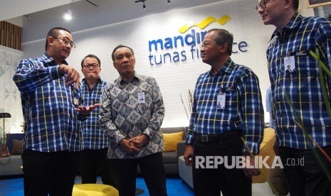 Dirut PT Mandiri Tunas Finance (MTF) Arya Suprihadi (kiri), Direktur Harjanto Tjitohardjojo (kedua kiri), Direktur Retail Banking Bank Mandiri Donsuwan Simatupang (ketiga kiri), Komisaris Independen MTF Ravik Karsidi (ketiga kanan), Komisaris Utama Rico Setiawan (kedua kanan) dan Deputy Direktur MTF William Francis Indra, berbincang disela peresmian Customer Executive Lounge MTF, di Jakarta, Rabu (4/9/2019).