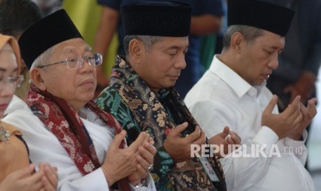 Dirut PT Pegadaian (Persero) Sunarso (tengah) bersama Ketua MUI KH Ma'ruf Amin (kiri) dan Direktur Pemasaran dan Pengembangan Produk Harianto Widodo (kanan) menghadiri peresmian Pegadaian Syariah di Bangkalan, Jawa Timur, Senin (2/7).