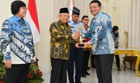 Dirut PT Pembangkitan Jawa Bali (PJB) Iwan Agung Firstantara menerima penghargaan Proper Emas dari Wapres Ma’ruf Amin disaksikan Menteri Lingkungan Hidup dan Kehutanan Siti Nurbaya di Istana Wapres Jakarta, Rabu (8/1).