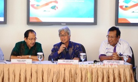 Dirut PT Pertamina Dwi Soetjipto (tengah), Komisaris Utama Pertamina Tanri Abeng dan Wadirut Pertamina Ahmad Bambang (dari kiri) berbicara saat konferensi pers di Jakarta, Selasa (24\1).