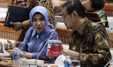 Dirut PT Pertamina (Persero) Nicke Widyawati (kiri) bersama Direktur Sumber Daya Manusia Kushartanto Koeswiranto (kanan) saat menghadiri Rapat Panja Migas dengan Komisi VII DPR di Kompleks Parlemen Senayan, Jakarta, Rabu (26/9).