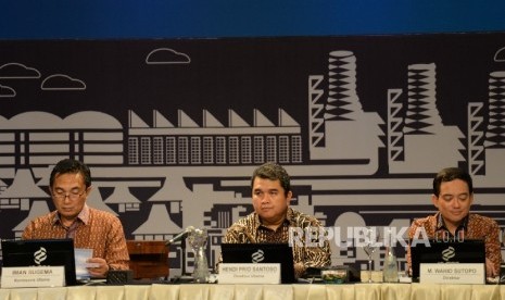 Dirut PT PGN Hendi Prio Santoso (tengah) bersama jajaran direksi dan komisaris Perusahaan Gas Negara (PGN) mengikuti RUPS Tahunan PGN 2016 di Jakarta, Jumat (8/4).