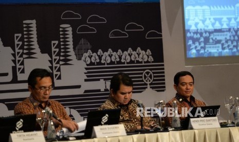 Dirut PT PGN Hendi Prio Santoso (tengah) bersama jajaran direksi dan komisaris Perusahaan Gas Negara (PGN) mengikuti RUPS Tahunan PGN 2016 di Jakarta, Jumat (8/4).