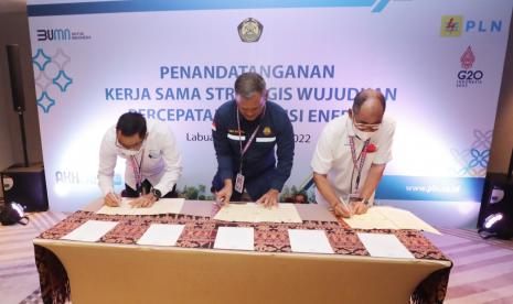 Dirut PT PLN (Persero) Darmawan Prasodjo, Sekjend ESDM Ego Syahrial dan Direktur Logistik dan Supply Chain Pertamina, Mulyono mentandatangani MoU Kerjasama konversi motor BBM ke motor listrik di Labuan Bajo, Jumat (24/6). 