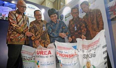 Dirut PT Pupuk Indonesia (Persero) Aas Asikin Idat  (tengah) bersama dewan redaksi menunjukkan sejumlah produk pupuk, sebelum Paparan Publik, di Jakarta, Senin (12/6). PT Pupuk Indonesia (Persero) mengumumkan rencana penerbitan obligasi sebanyak-banyaknya Rp3,6 triliun melalui Penawan Umum Berkelanjutan I Tahap I tahun 2017.