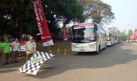 Dirut PT Pupuk Kujang Cikampek, Nugraha Budi Eka Irianto melepas peserta Mudik Bareng Pupuk Kujang.