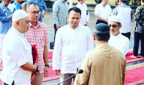 Dirut PT Pupuk Kujang Cikampek, Nugraha Budi Eka Irianto (kemeja putih lengan pendek) bersama Manajer Komunikasi Ade Cahya Kurniawan (kemeja putih)