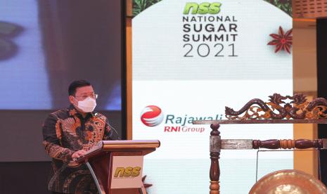 Dirut PT RNI Arief Prasetyo Adi menyampaikan kata sambutan pada acara National Sugar Summit (NSS) 2021 di Jakarta, Rabu (1/12). National Sugar Summit merupakan kegiatan rutin tahunan konferensi industri gula terbesar di Indonesia berskala Internasional dengan melibatkan berbagai pemangku kepentingan, mulai dari Pemerintah sebagai pemegang kebijakan, produsen gula, petani, peneliti, investor, pemerhati hingga praktisi gula dari seluruh penjuru Indonesia. 