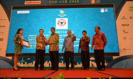 Dirut PT Semen Padang Yosviandri menerima penghargaan TOP CSR 2018 dari Dewan Penasihat Majalah TopBusiness, Suryo Danisworo di Jakarta, Kamis, 4 Oktober 2018.