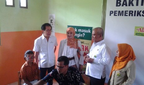 Dirut PT Sido Muncul Irwan Hidayat di SDN Marga Mulya III, Bekasi Utara, Rabu (22/4).