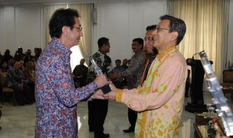 Dirut PT. Sidomuncul Irwan Hidayat menerima penghargaan Nasional HKI langsung dari Wakil Presiden Prof. Dr. Boediono didampingi oleh Menteri Hukum dan HAM Amir Syamsudin.