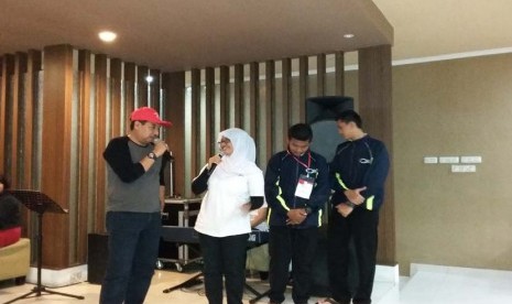 Dirut PT Surveyor Indonesia M Arif Zainuddin (kiri) berbicara dengan beberapa siswa SMU Jawa Tengah peserta program Siswa Mengenal Nusantara, di Palangka Raya, Kalimantan Tengah, Ahad (20/12). 