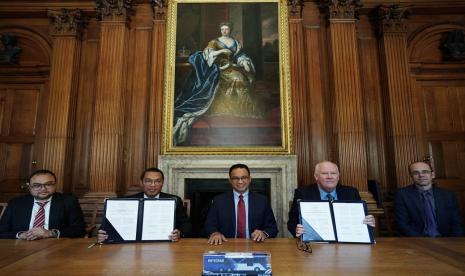 Dirut PT Transjakarta M Yana Aditya meneken kerja sama dengan Head of Social Sciences Division University of Oxford Professor Timothy J Power disaksikan Gubernur Anies Rasyid Baswedan.