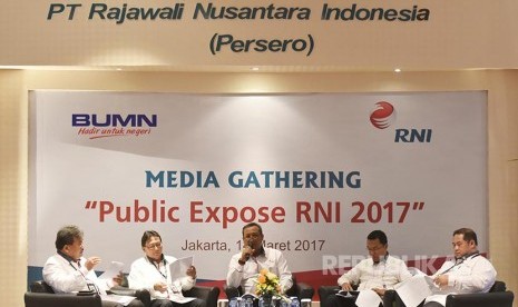 Dirut Rajawali Nusantara Indonesia (Persero) B Didik Prasetyo (tengah) memberikan paparan jajaran dewan direksi dalam 'public expose' RNI 2017 di Jakarta, Selasa (14/3). RNI berhasil membukukan laba konsolidasi sebesar Rp247 miliar pada tahun 2016 atau men