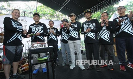 Dirut Republika Agoosh Yoosran menyerahkan kue ulang tahun HUT Republika ke-26 kepada Gubernur Jawa Barat Ridwan Kamil pada acara Go West Java Bandung Lautan Api, di halaman Gedung Sate, Kota Bandung