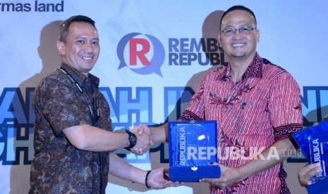 Dirut Republika Media Mandiri Agoosh Yoosran (kiri) memberikan cindramata kepada Dirjen Aplikasi Informatika Kementerian Komunikasi dan Informatika (Kemkominfo) Semuel Abrijani Pangerapan pada acara 