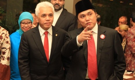 Dirut Republika Media Mandiri, Erick Thohir (kanan), dan tokoh penerima anugerah 'Tokoh Perubahan Republika 2011', Hatta Rajasa, berbincang-bincang pada Malam Penganugerahan 'Tokoh Perubahan Republika 2011' di Djakarta Theatre, Jakarta, Selasa (17/4). 