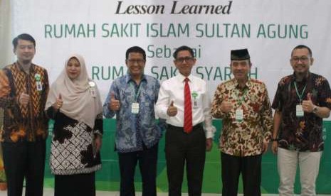 Dirut RS JIH Yogyakarta, dr Mulyo Hartana (tiga kiri) berfoto bersama Dirut RSI Sultan Agung, dr Masyhudi, serta jajaran manajemen RSI Sultan Agung pada saat acara Lesson Learning.