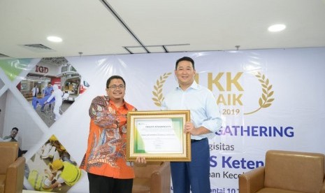 Dirut RS MMC, Dr. Roswin R Djaafar, MARS., Direktur Pelayanan BPJAMSOSTEK , Krishna Syarif menyerahkan secara langsung penghargaan PLKK Award 2019