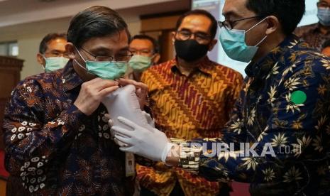 Dirut RSUP Dr Sardjito, Rukmono (kiri) menampung nafas untuk diuji dengan alat tes cepat COVID-19 melalui hembusan nafas yang diberi nama GeNose hasil inovasi Universitas Gadjah Mada (UGM) Yogyakarta saat peluncuran dimulainya penelitian GeNose di RSUP Dr. Sardjito, Sleman, D.I Yogyakarta, Senin (26/10/2020). Saat ini UGM dan RSUP Dr. Sardjito melakukan kerja sama uji diagnosis GeNose yang diklaim memiliki tingkat akurasi sekitar 95 persen. 