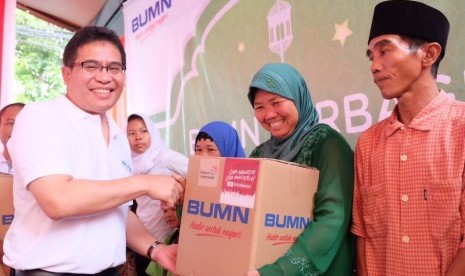 Dirut Telkom Alex J Sinaga saat melakukan kegiatan CSR di Salah satu mesjid di sekitar Jakarta Pusat. 