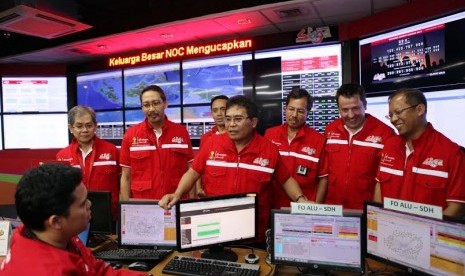 Dirut Telkomsel Alex J Sinaga memantau langsung performansi jaringan di Network Operation Centre Telkomsel