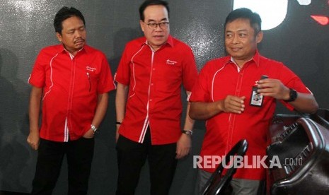 Dirut Telkomsel Ririek Adriansyah (kanan), disaksikan Direktur Sales Sukardi Silalahi (tengah) dan Direktur Planning & Transformation Edward Ying, secara simbolis bersiap memasukkan perangkat telematika Telkomsel FleetSight ke dalam mobil, saat peluncurannya, di Jakarta, Senin  (27/11). Telkomsel meluncurkan Telkomsel FleetSight, solusi layanan pengelolaan armada yang mensinergikan perangkat telematika berbasis satelit.