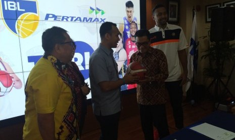 Dirut Utama IBL Junas Miradiarsyah (tiga kiri) menyerahkan bola basket kepada Dirut TVRI, Helmy Yahya saat acara penandatanganan kerjasama di kantor TVRI Jakarta, Selasa (7/1/2020).