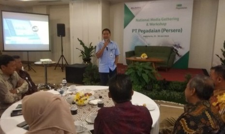 Dirut Utama Pegadaian Kuswiyoto saat memberikan materi di Workshop Media Nasional, PT Pegadaian (Persero) di Yogyakarta, Jumat (26/7).