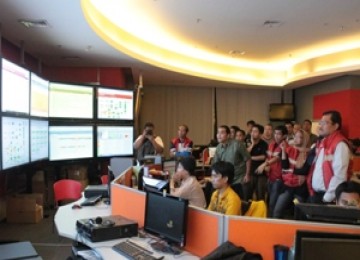 Dirut Telkom Rinaldi Firmansyah dan Dirut Telkomsel Sarwoto Atmosutarno memeriksa kesiapan jaringan Telkomsel di IT Centre Telkomsel, Kamis tengah malam (9/9)