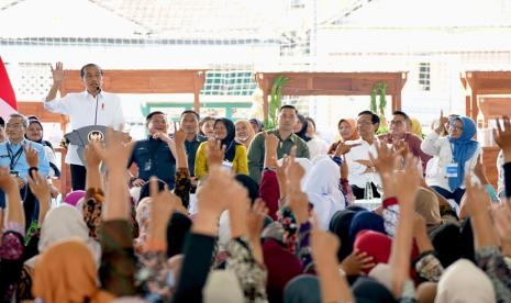 Disambut meriah, Presiden Jokowi dan Sri Sultan Hamengku Buwono X sapa secara dekat 5.000 Nasabah Permodalan Nasional Madani (PNM) Mekaar Bantul di Lapangan Keyongan Kidul Sabdodadi, Kabupaten Bantul, Daerah Istimewa Yogyakarta, Jawa Tengah pada Selasa (30/1/2024) pagi.