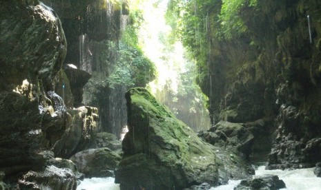 Disarankan ke Green Canyon pada musim kemarau. Karena jika musim penghujan tiba, air berubah menjadi cokelat dan belum tentu bisa dikunjungi karena air bah bisa datang dan membahayakan. 