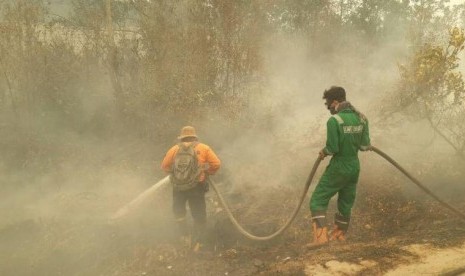 Disaster Managemen Centre (DMC) Dompet Dhuafa untuk terjun dalam membantu proses pemadaman serta memberikan masyarakat layanan bagi yang terdampak dari kabut asap.