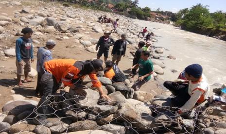  Disaster Management Center (DMC) Dompet Dhuafa membuka Jembatan darurat di Kampung Cigowong, Desa Sukamaju, Kecamatan Cigudeg (8/9). Selain itu DMC juga membuka Dapur Umum dan Pos Hangat sampai membantu pembuatan bronjong sungai, Kamis (9/9).