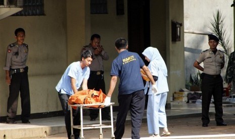 Disaster Victim Identification (DVI) and Russian team start to reconstruct the body remains of Sukhoi's victims on Monday. Police plan to hand over the victims to their families on Wednesday.    