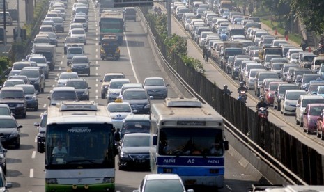 Discrepancy between road development and the growth of vehicles per annum is among the causes of increasing number of traffic accident in Indonesia. (illustration)  