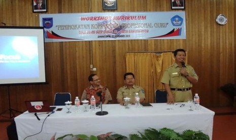 Disdikpora Kota Sawahlunto Marwa membuka workshop “Peningkatan Kompetensi Profesional Guru Dalam Mengimplementasikan Kurikulum”  di Kota Sawahlunto, Sumatera Barat, Sabtu (14/11).