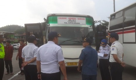 Dishub Kota Cimahi bersama Satlantas Polres Cimahi melakukan giat ramp check kendaraan dan tes urine kepada sopir di rest area KM 125 Purbaleunyi, Selasa (28/5). 