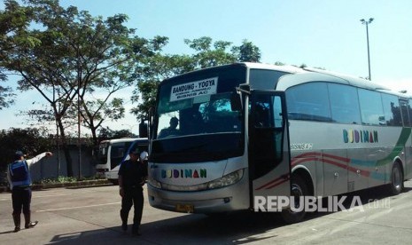 Dishub kota Tasik gelar razia kelaikan bus di terminal tipe A Indihiang, Rabu (3/5). 