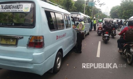 Dishubtrans tindak 10 mikrolet yang ngetem di Jalan Abdul Muis.