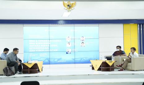 Diskusi Akademik yang bertajuk BBM dan Kenaikan harga BBM Bersubsdi, antara Beban APBN, Ketersediaan dan Keberlanjutan di ruang Auditorium Mandiri, Fisipol UGM, Kamis (22/9/2022).