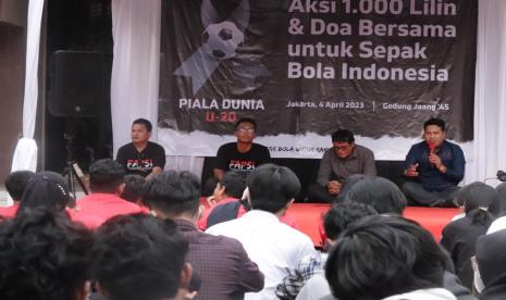   Diskusi bertajuk Selamatkan Masa Depan Sepak Bola Indonesia dalam rangkaian aksi 1.000 lilin dan doa bersama yang digelar di Gedung Joang 45, Jakarta, Selasa (4/3/2023). Diskusi dihadiri oleh sejumlah pihak, mulai dari Ketua Umum Forum Penggemar Sepak Bola Indonesia (FAPSI), Amsori, hingga pengamat sepak bola nasional, Sigit Nugroho. 