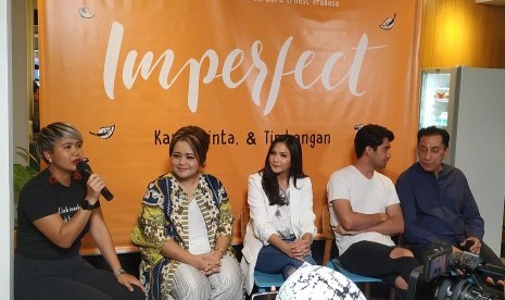 Diskusi buku Imperfect dan adaptasinya ke dalam film, Kamis (20/6).