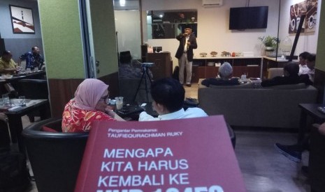 Diskusi buku kembali ke UUD 45