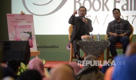  Diskusi Buku : Penulis Novel Bidadari Bermata Bening Habiburrahman El Shirazy (kiri) bersama Sutradara Ayat-ayat Cinta 2 Guntur Soeharjanto menjadi pembicara pada diskusi bedah buku Bidadari Bermata Bening di Panggung Utama Islamic Book Fair (IBF) 2017 di JCC, Sabtu (6/5).