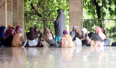 Wapres Ingatkan Dai Berdakwah dengan Narasi Kerukunan. Foto ilustrasi: Diskusi dakwah di masjid (ilustrasi)