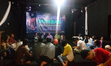 Diskusi dalam Mimbar Puisi Ramadhan di  Rumah Seni Asnur  Depok, Jawa Barat, Ahad (26/6)/2016). 