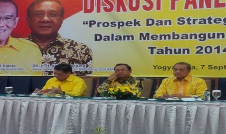 Diskusi Panel Partai Golkar yang diikuti para bakal calon ketua umum DPP Partai Golkar. Tampak  Airlangga Hartanto (kiri), Priyo Budi Santoso (tengah), MS Hidayat