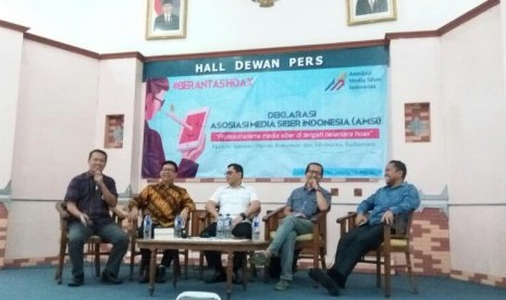 Diskusi pemberantasan berita hoax, dalam deklarasi Asosiasi Pemberantasan Medis Siber Indonesia (AMSI), di Gedung Dewan Pers, Kebon Sirih, Jakarta Pusat, Selasa (18/4).