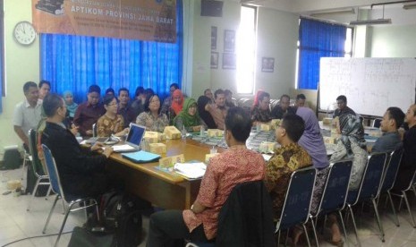 Diskusi perumusan kerja sama pengelolaan jurnal antara Aptikom dan  perguruan tinggi se-Jawa Barat di  Bandung, Kamis (26/5).